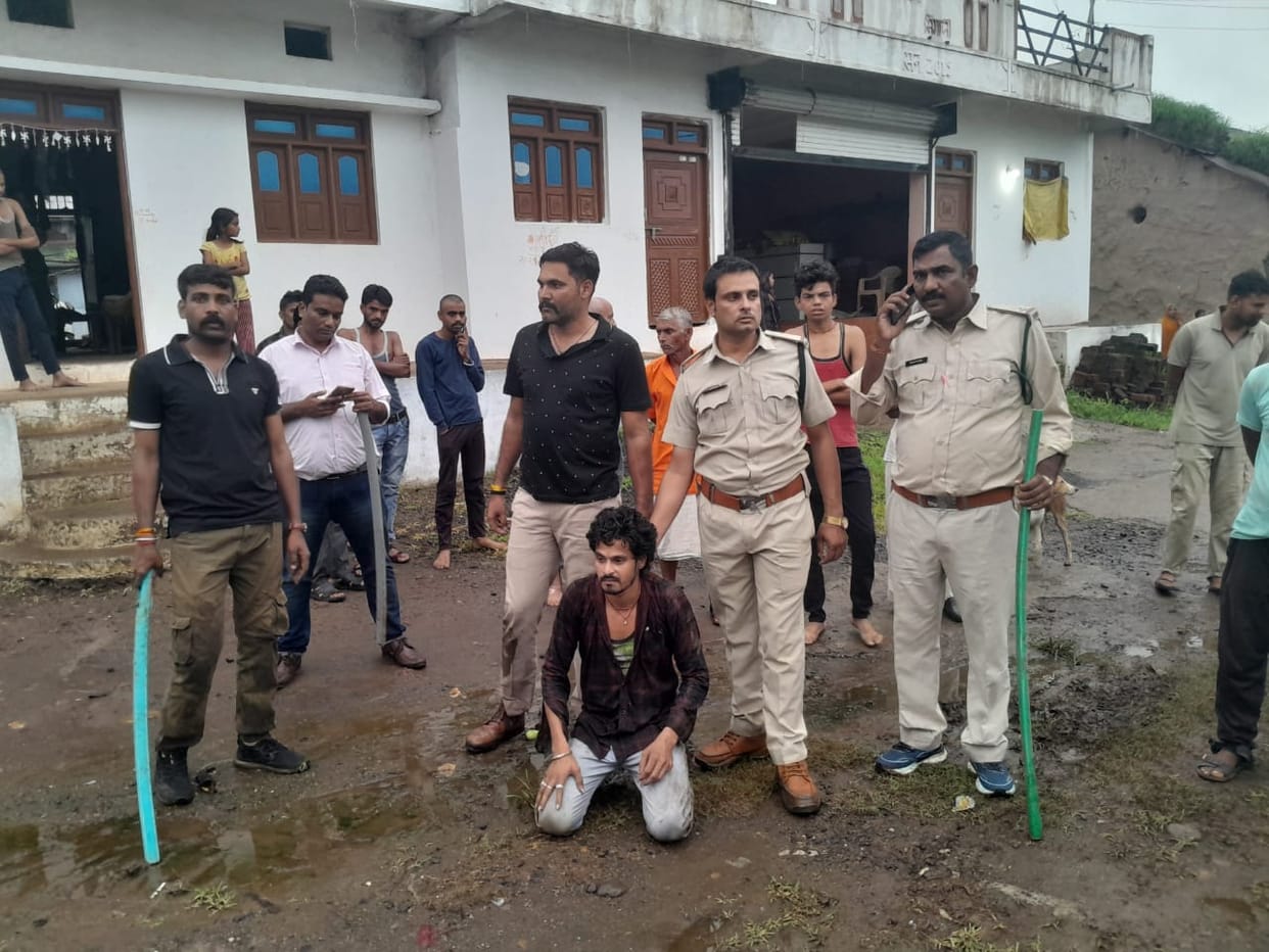 A wood smuggler who was running away after chasing for 40 kms with teak logs and hitting cows was caught