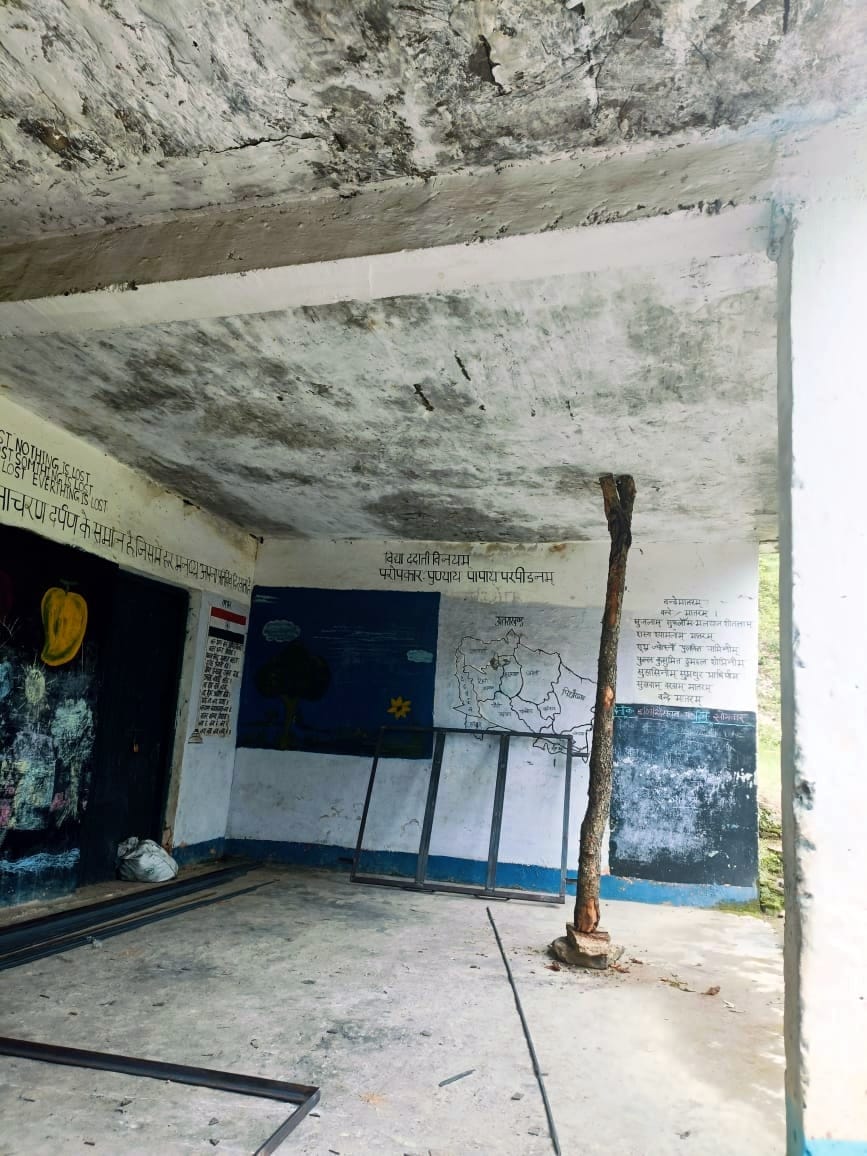 The roof of primary school Basaud rests on a beam.