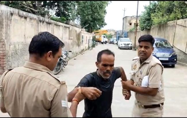 E-rickshaw driver tried to commit suicide at the police station gate