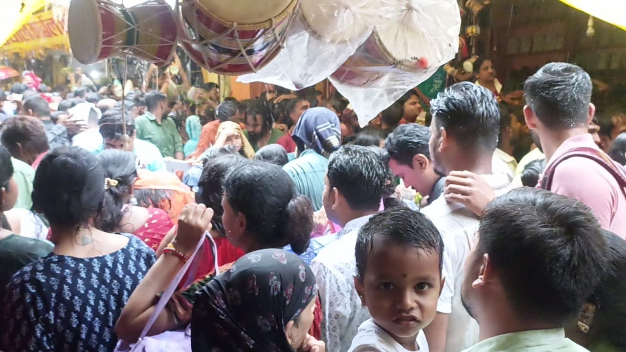 बाबा ओंकार के दर्शन के लिए लग रही भक्तों की भीड़