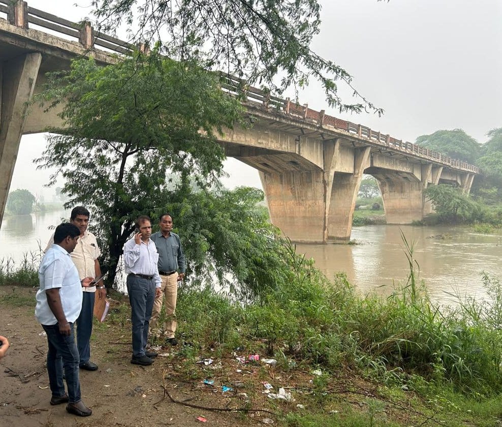 Hindon river bridge on Meerut-Baraut highway dilapidated, heavy vehicles banned