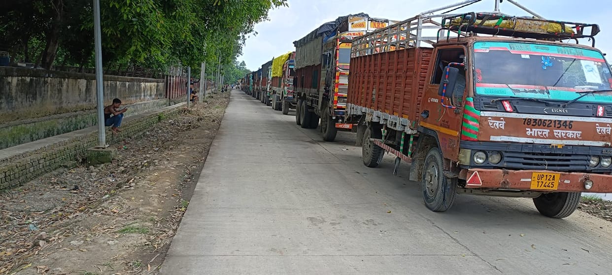 Long queue of empty trucks on Chausara Road, traffic affected