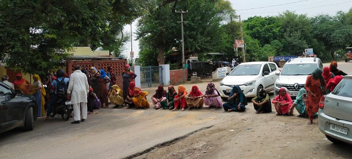 Ward residents blocked Hansi-Bhiwani road for drinking water in Bawanikheda.