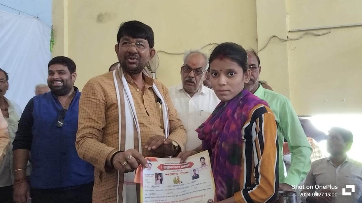 Damoh While giving marriage scheme cheque Animal Husbandry Minister Lakhan Patel