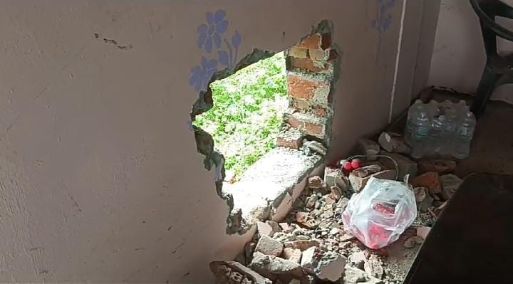 Goods worth lakhs stolen by cutting canteen wall