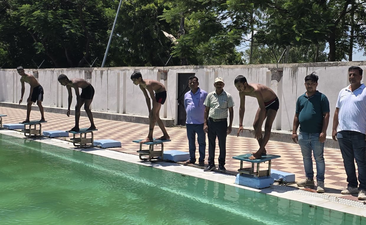 Ritesh and Vishal dominate in swimming