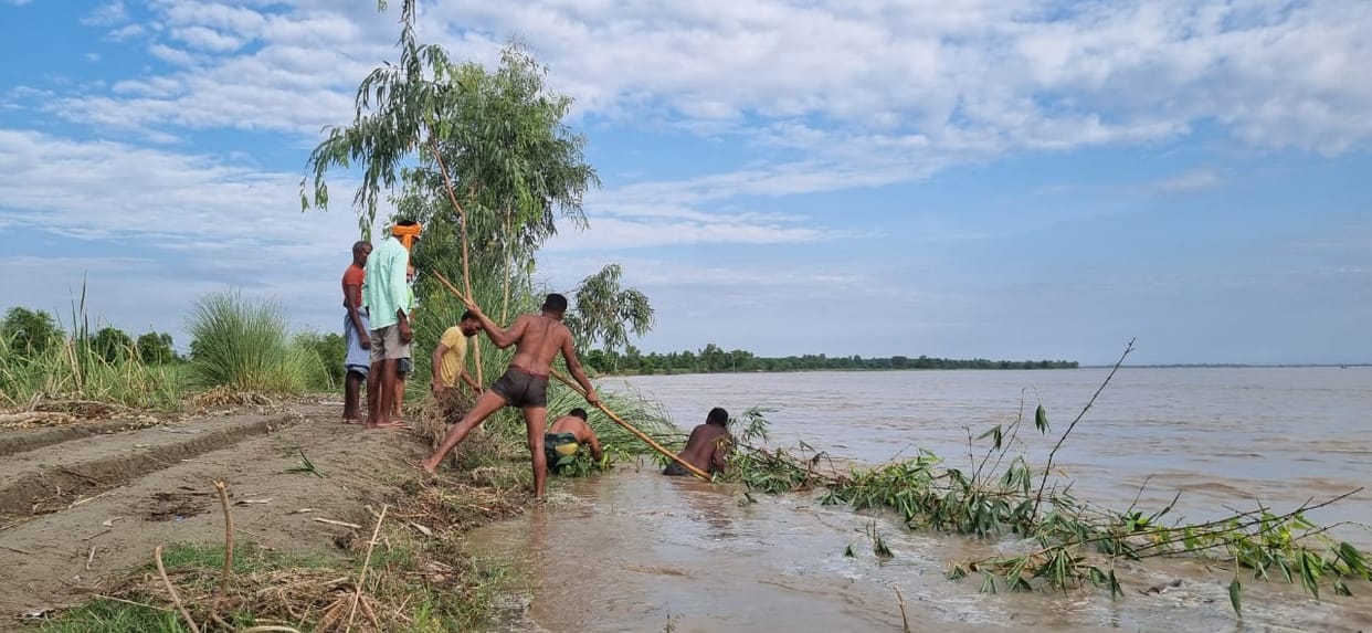 Fear of getting into Sharda River... People breaking houses and taking out bricks and rods