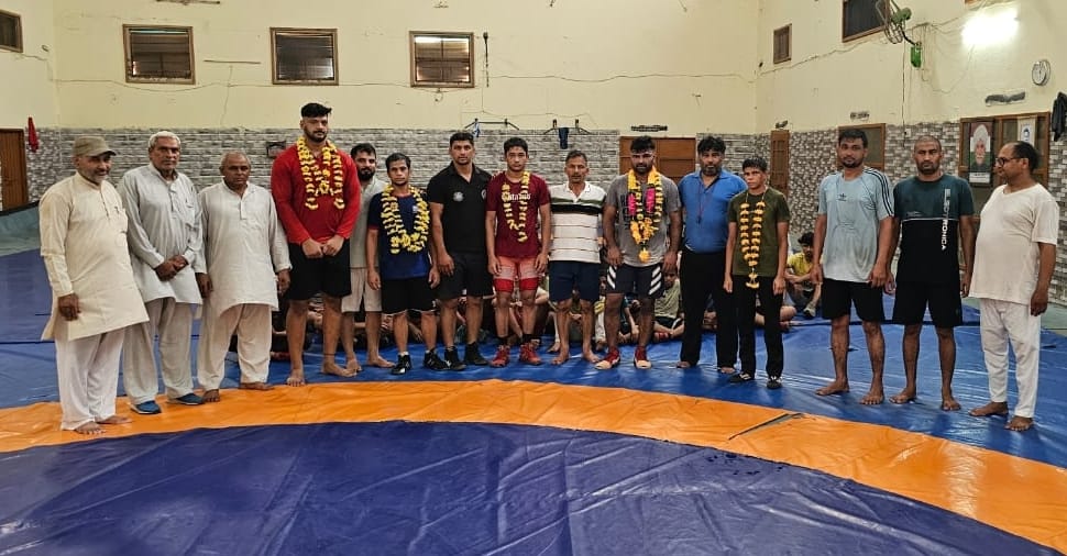 6 wrestlers won medals, welcomed in the arena