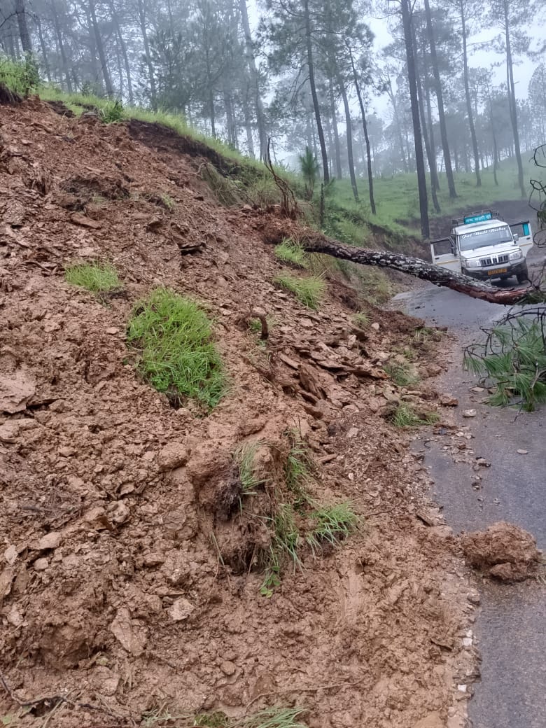 Jintoli motor road remained blocked for eight hours