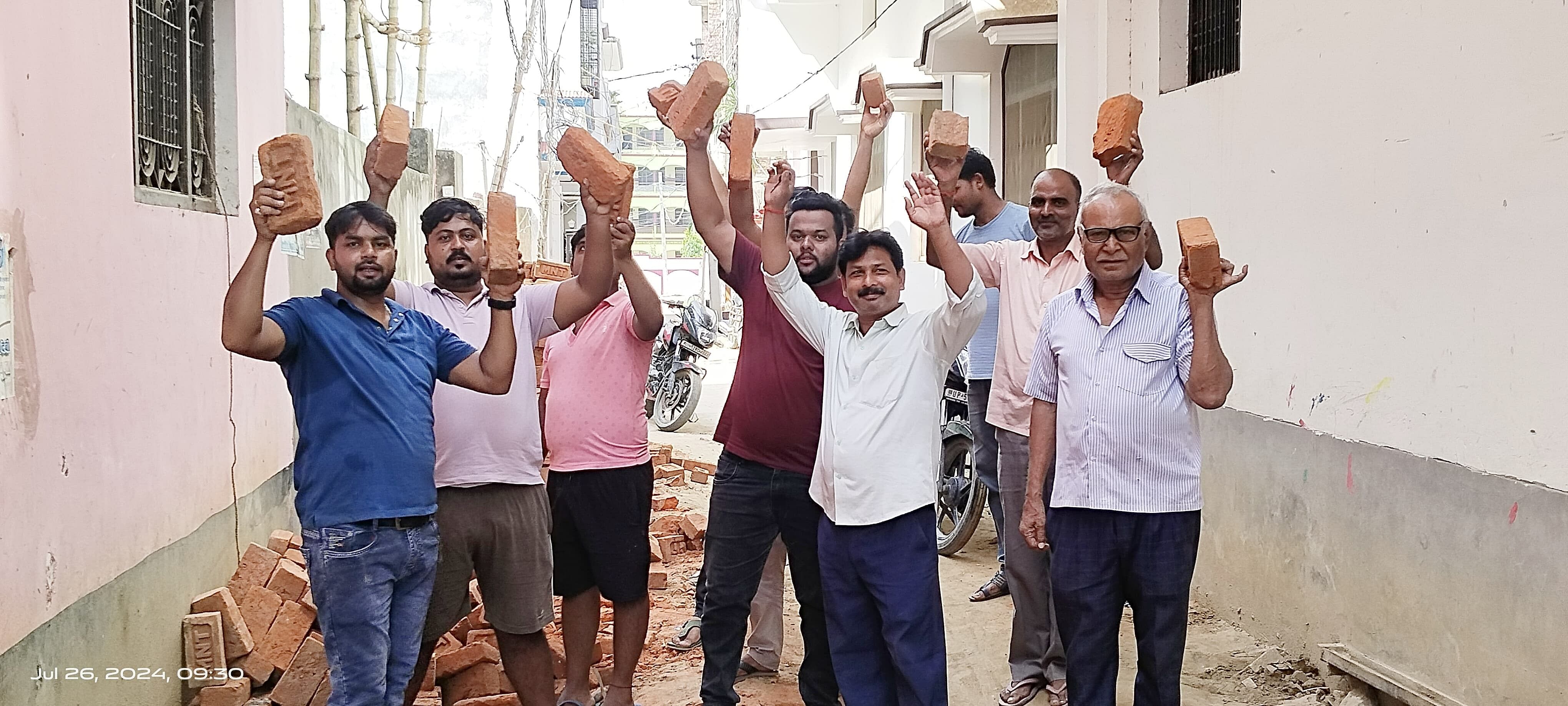 Angry people of the ward protested with bricks in their hands due to poor construction.