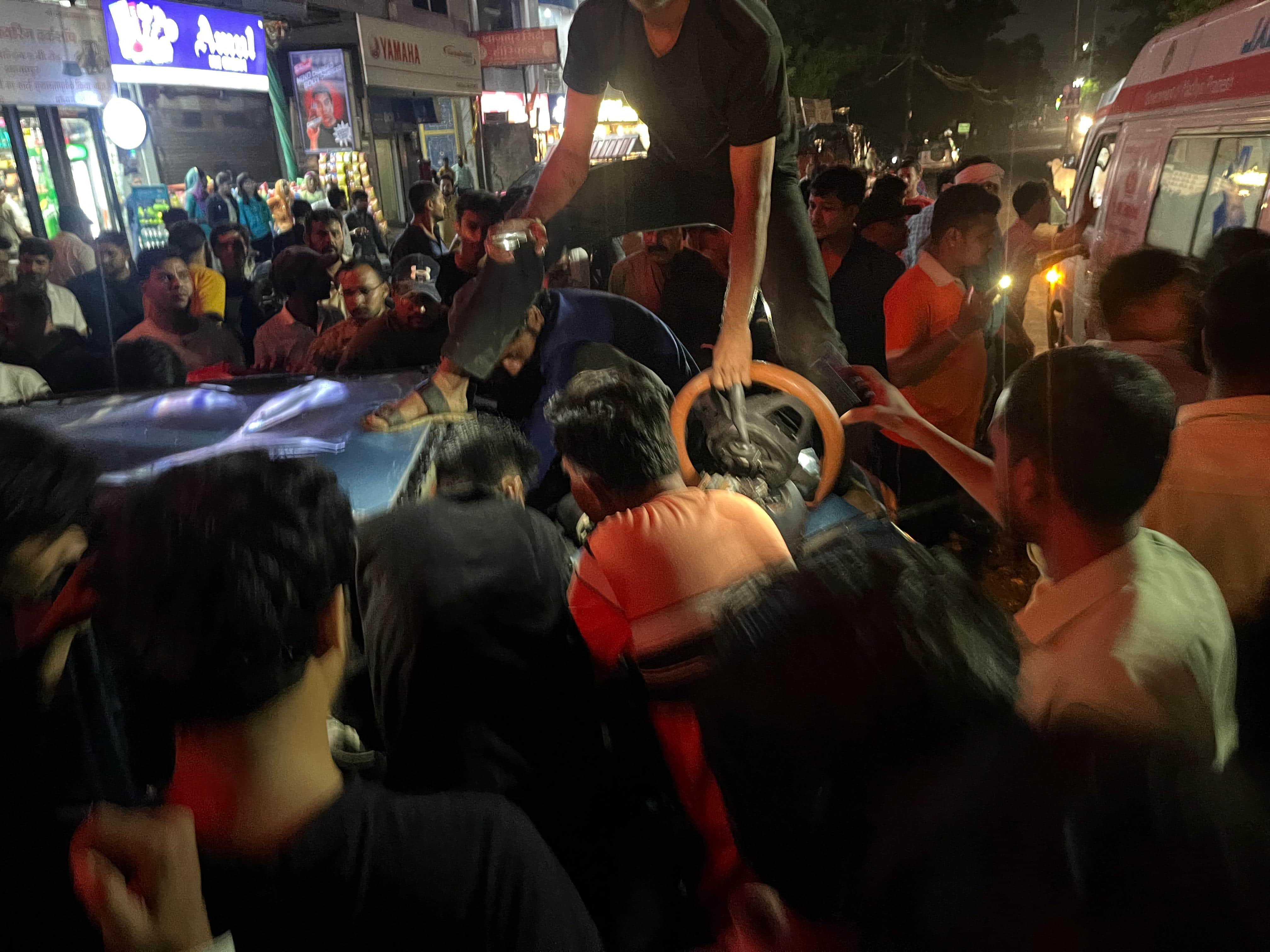 हादसे के बाद मौके पर जमा भीड़