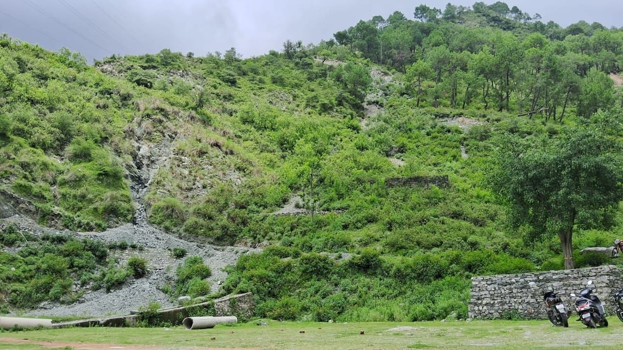 Mountains are cracking in Hargunain, Kas and Galu, demand for survey from geologists