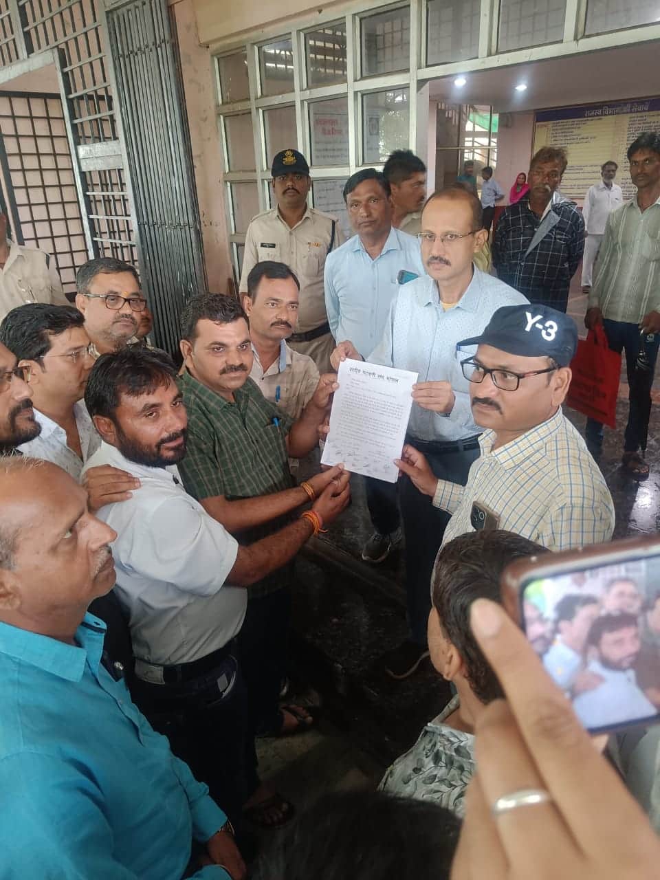 The attackers who broke the head and car of the Revenue Inspector are out of police custody