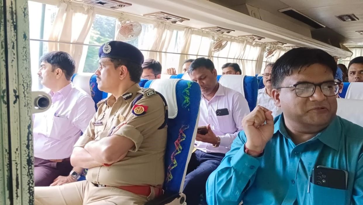 Boarding the bus, Commissioner and IG inspected the Kanwar route.