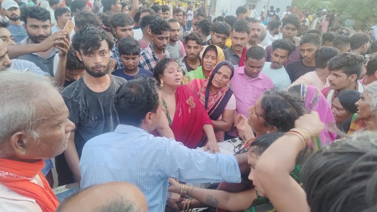 Lineman died due to electric shock at power substation, people blocked the road