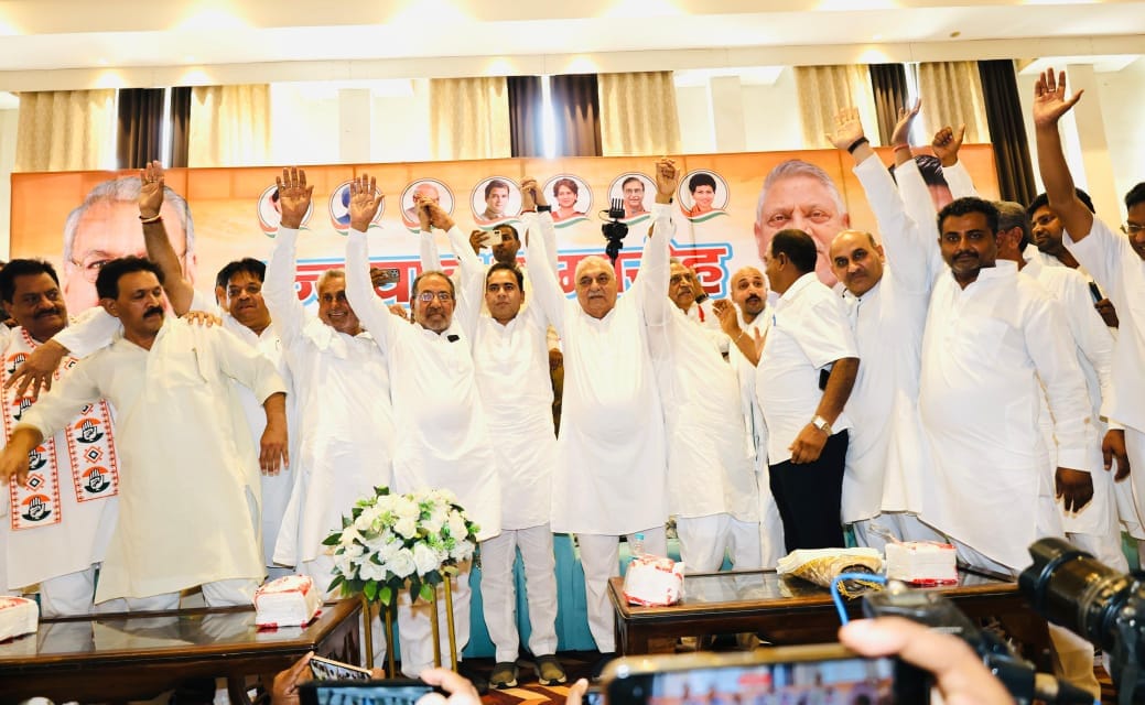 Haryana Congress leader Amir Chand tongue slips, raises slogan in praise of former CM OP Chautala