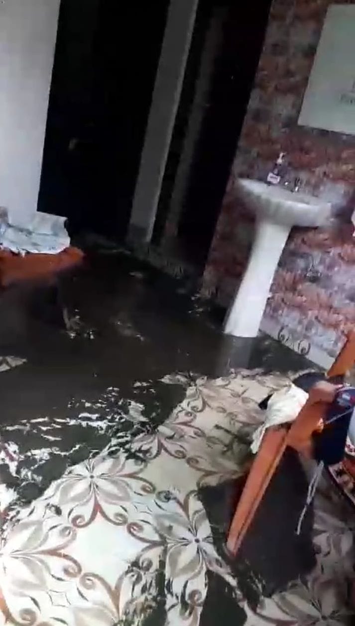 Sewerage chamber blocked in Mangwain, water entered the house