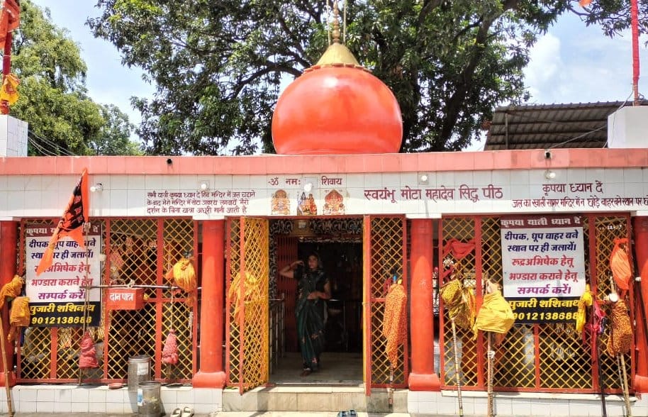 Vows are fulfilled, Kanwariyas first offer water to Mota Mahadev Temple.