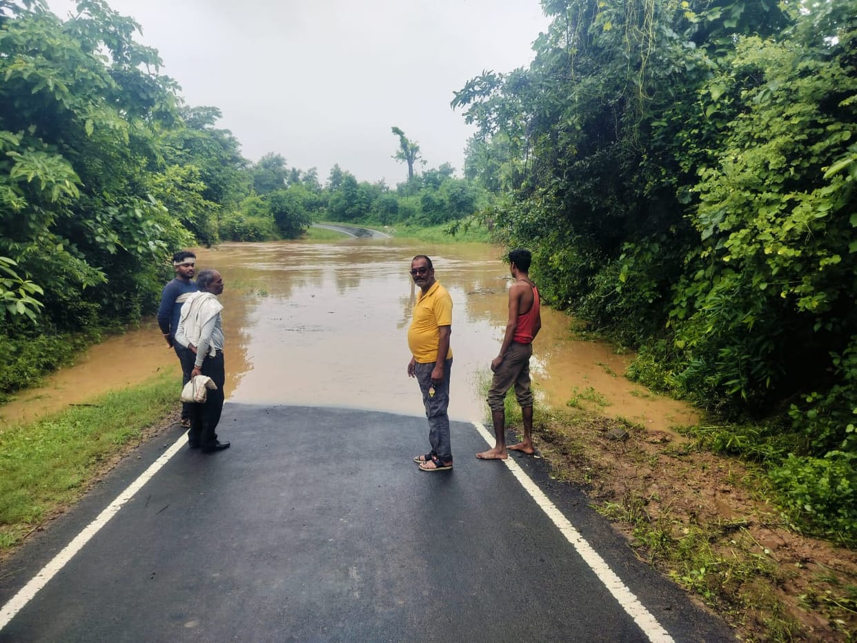 Damoh 20 feet water on culvert of Sagoni road gets closed every day during rain demand bridge construction