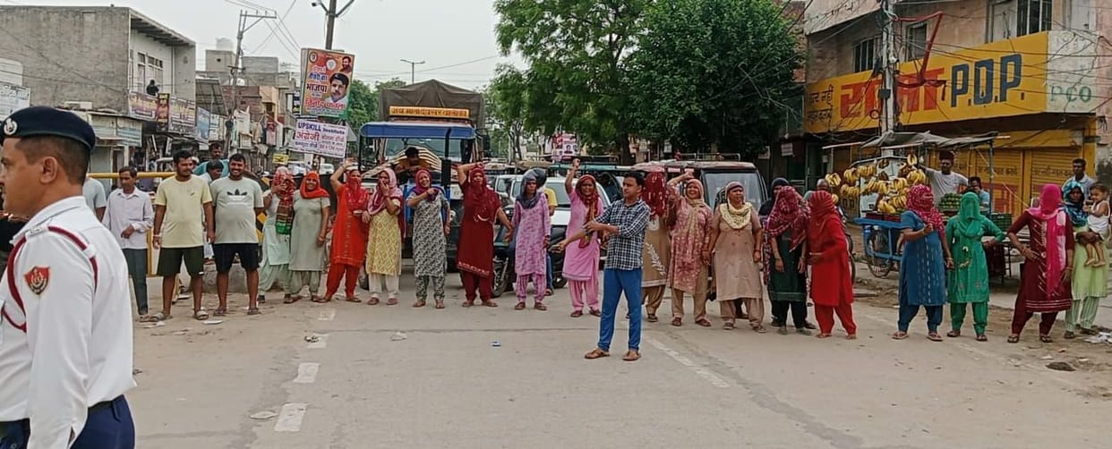 Dhana Road area residents blocked Delhi-Pilani National Highway Dadri Gate Chowk for one hour due to drinking water crisis.