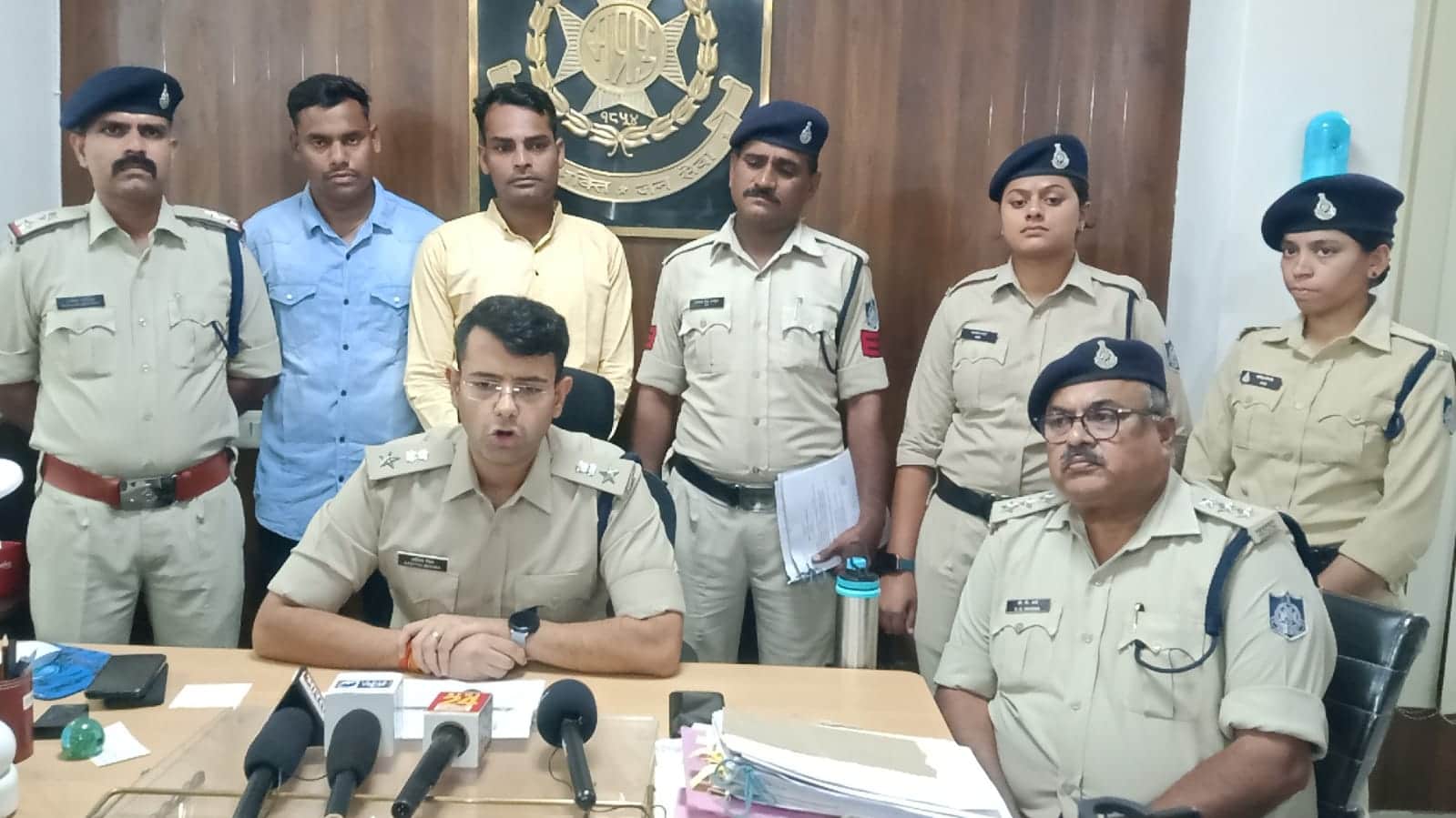 प्रेसवार्ता के माध्यम से खुलासा करते हुए एसपी आदित्य मिश्रा