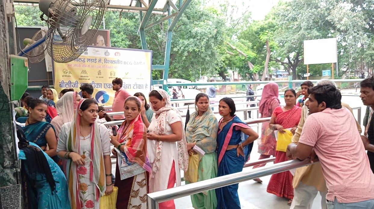800 NHM workers along with 82 government doctors are on strike, ambulances are stuck