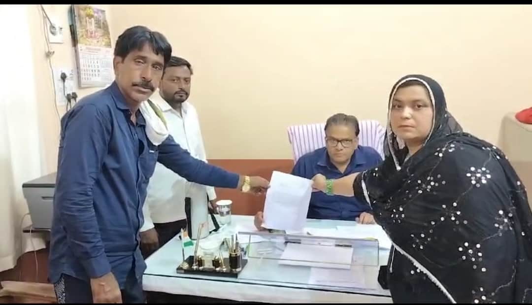 सिविल सर्जन से शिकायत करते हुए परिजन