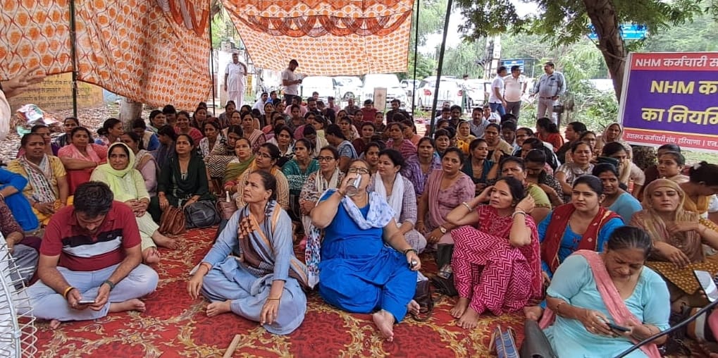 NHM employees adamant on implementation of Seventh Pay Commission, sloganeering