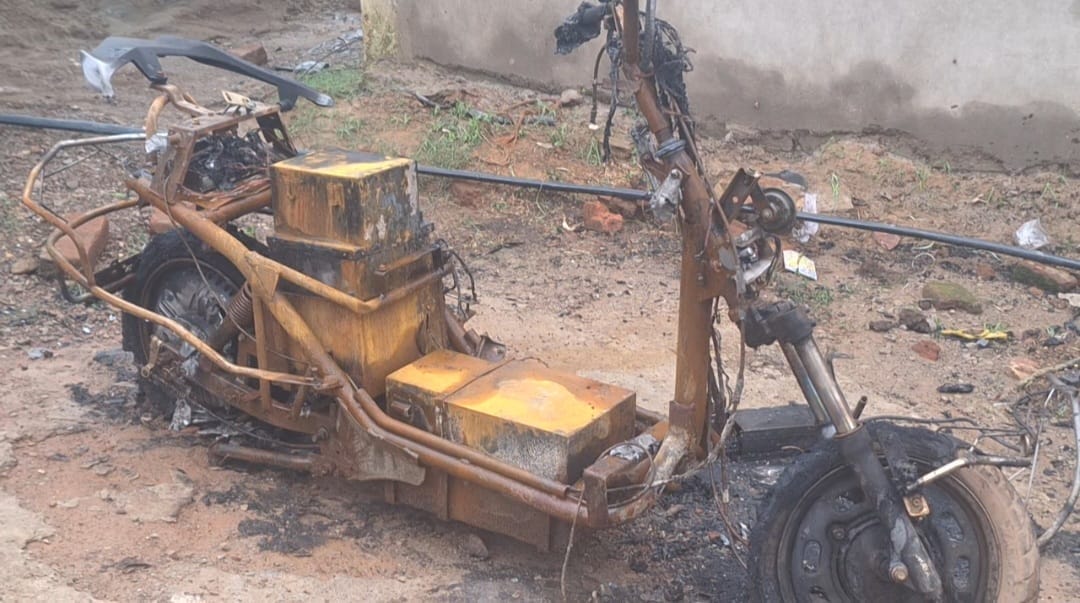 Damoh News Electric scooter caught fire while charging burned down in short time incident of Tendukheda