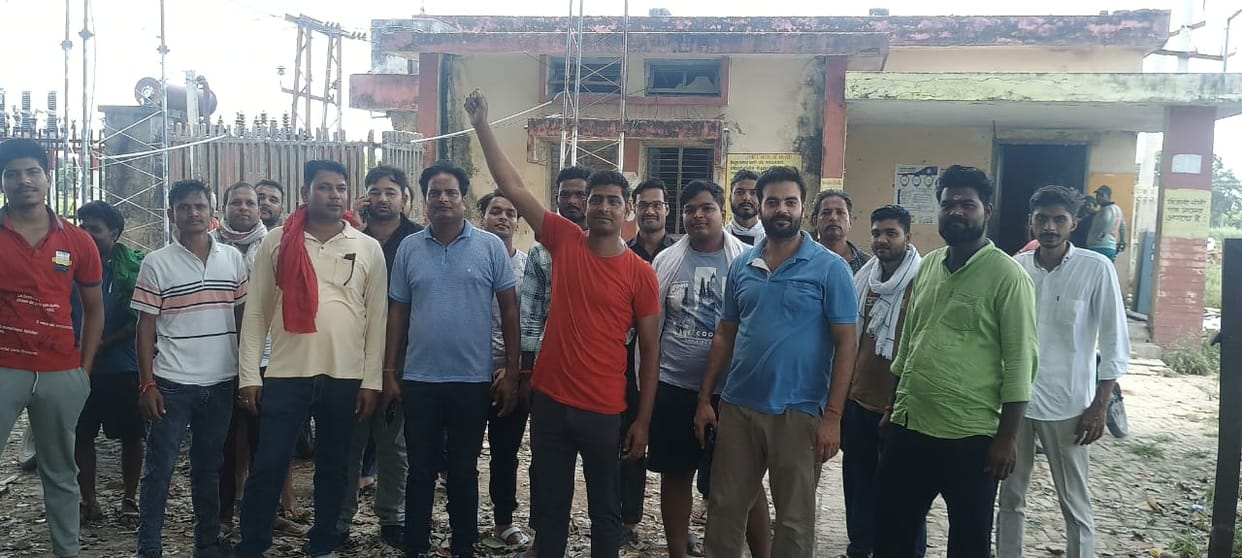Electricity system faltered in Salempur, angry people surrounded the power house