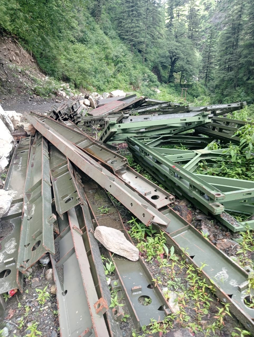 Drain blocked the road, villagers crossed with rope