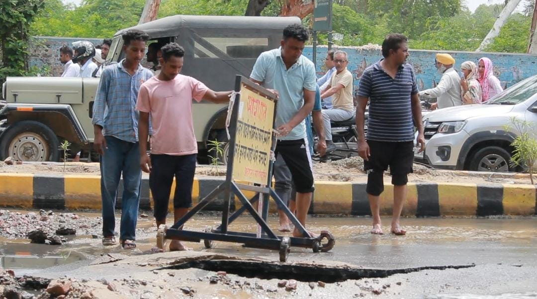 Fountain burst with explosion, two feet water filled Dabwali Road, route changed