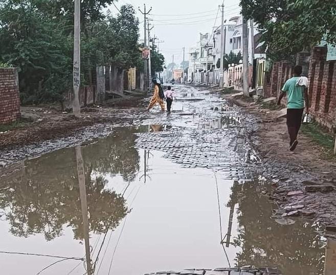 Mud spread in the streets due to lack of drainage in village Khanpur Kalan