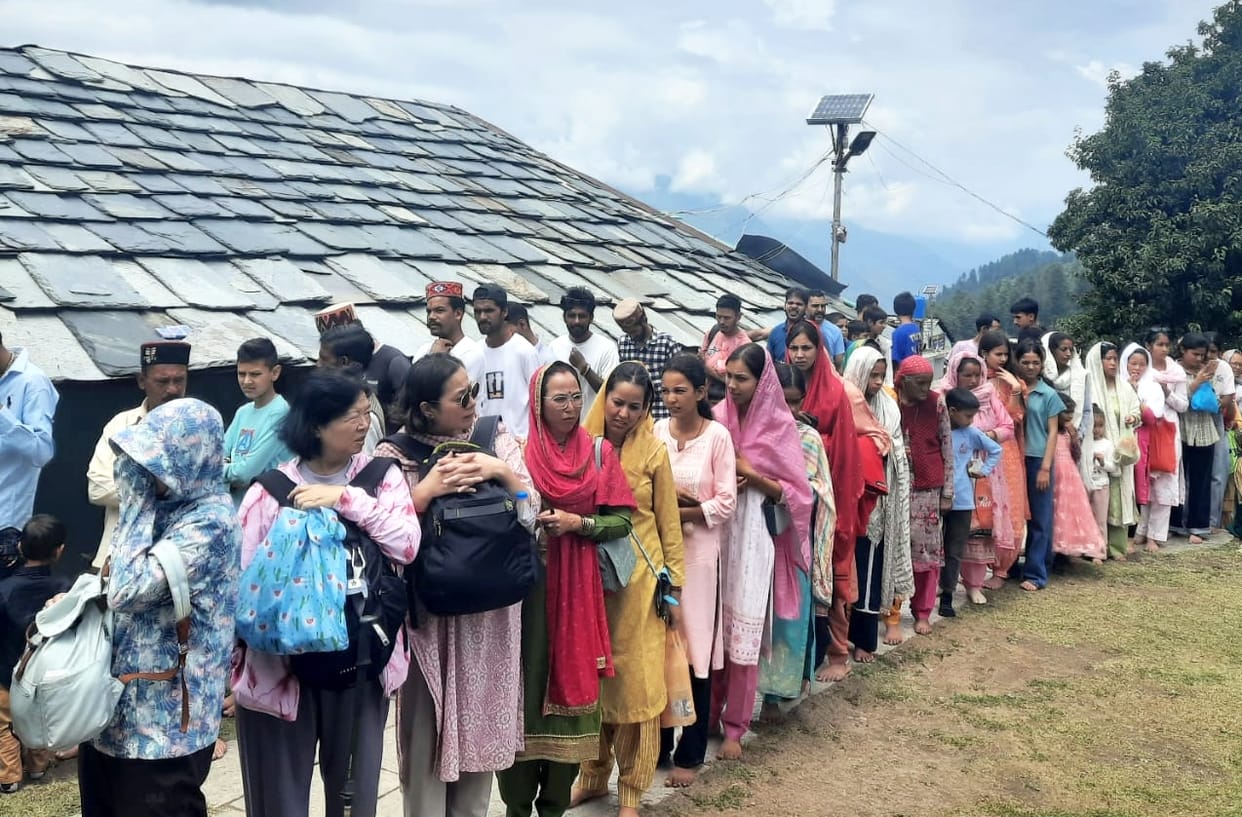 Bijli Mahadev devotees gathered, queues formed