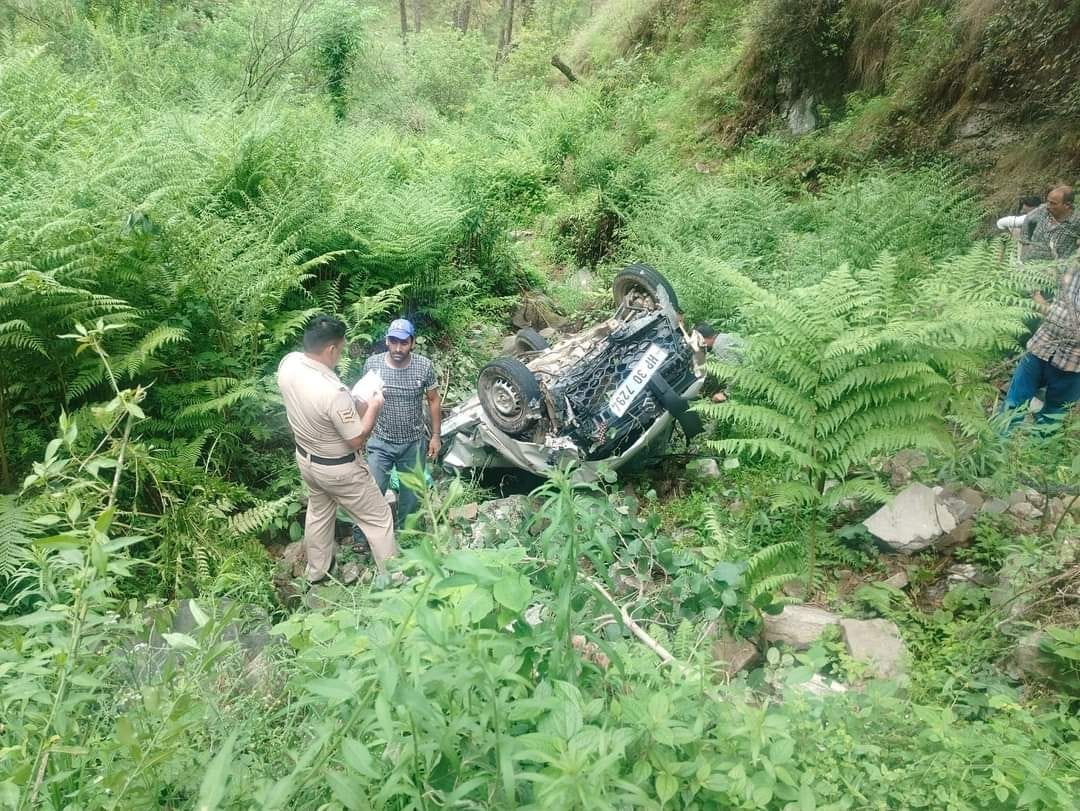 Car falls into ditch in Karsog, driver dies