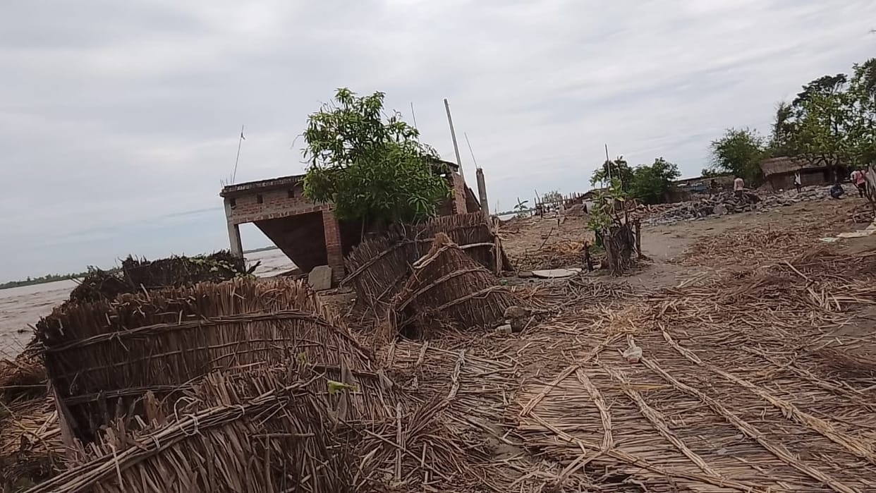 Erosion intensified in Nayapurwa, four houses drowned in the river