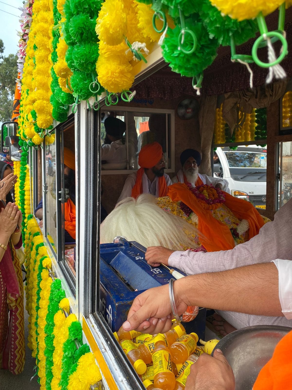 People gathered in the great Nagar Kirtan, bowed their heads at the feet of the Guru