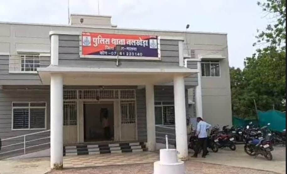 पुलिस की गिरफ्त में लूटेरी दुल्हन और उसके साथी
