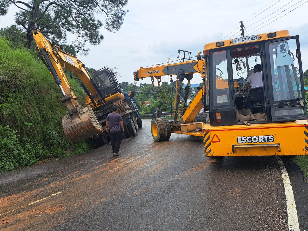 Trolley stuck on sharp turn of Arla, traffic affected on Mandi-Pathankot NH