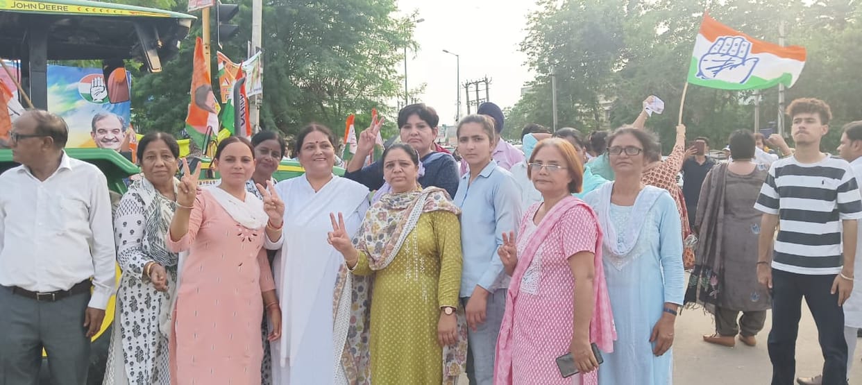 Sunita joins Congress workers in Ambala's Sandesh Yatra