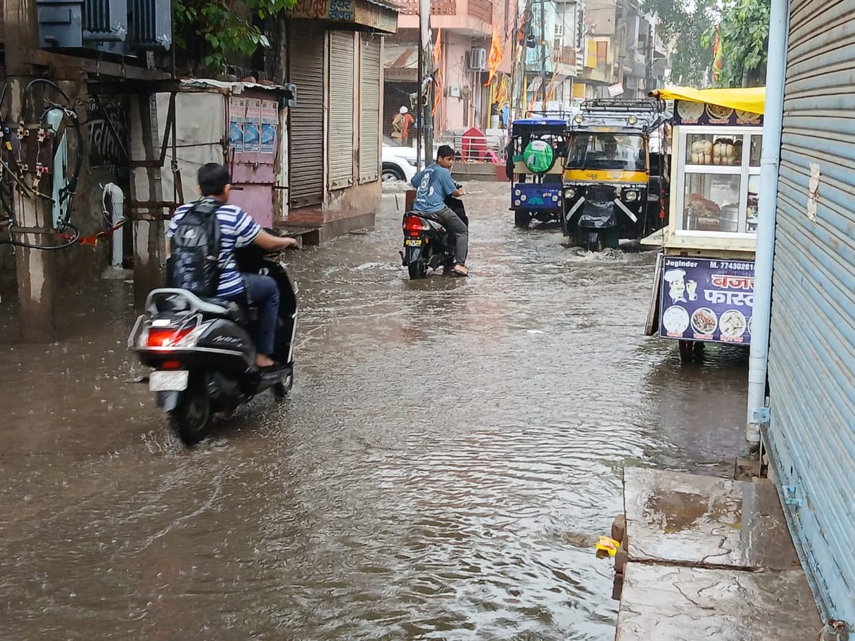 Rain gave relief from heat but there was waterlogging in the city