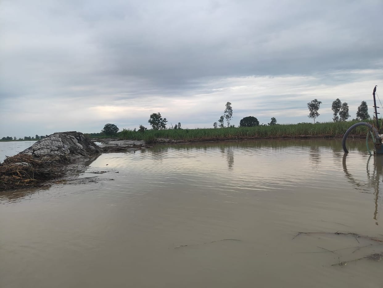 People living on the banks of Sharda river are worried about the possibility of flood