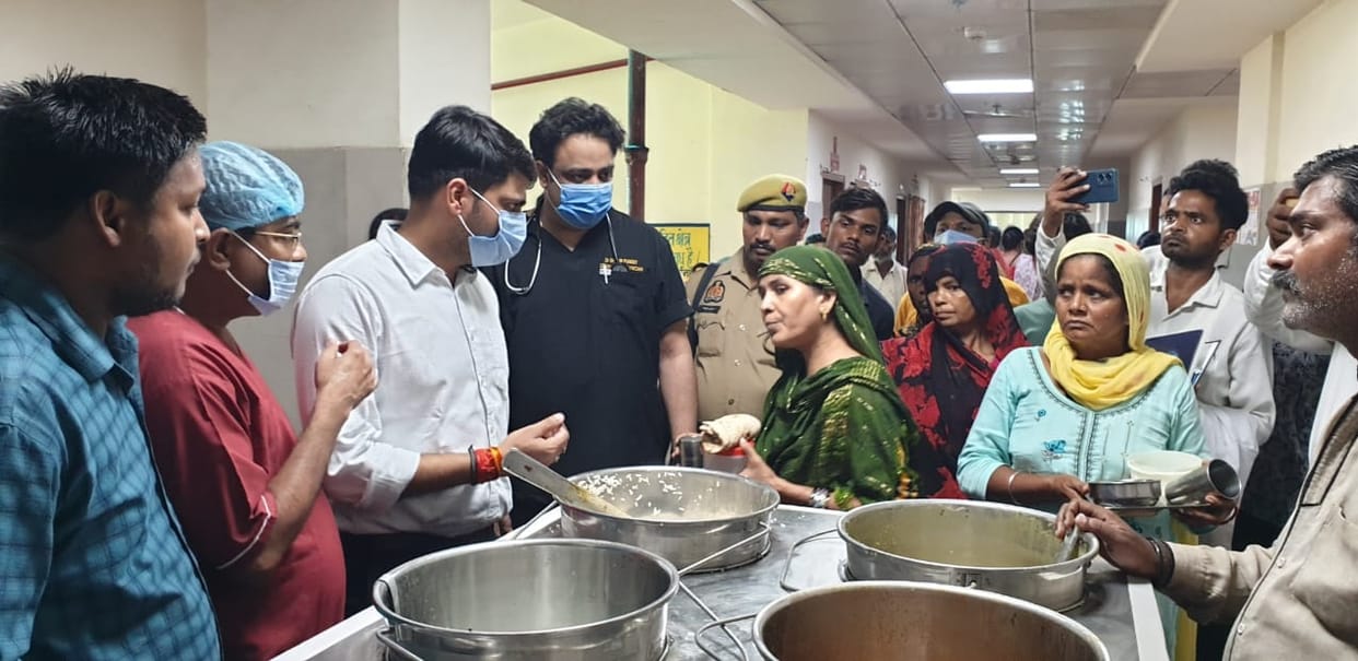 Lady attendant handed over rotis... reprimanded