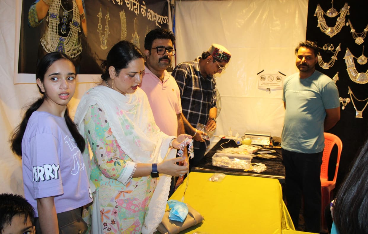 Exhibition of silver jewelery held for the first time