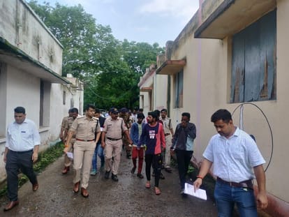 Rajgarh News: अस्पताल में सफाई कर्मचारी ही निकला चोर, सामान बेचने वाला कबाड़ी भी गिरफ्तार