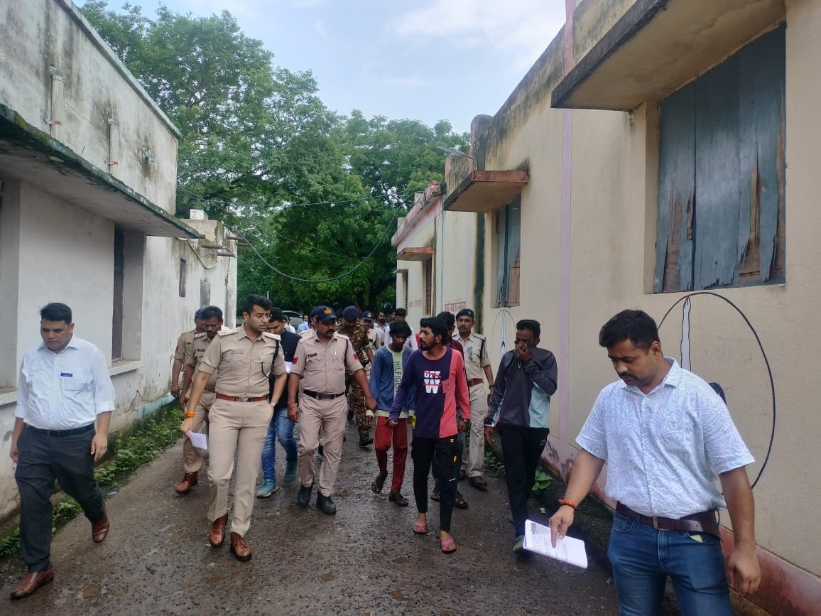 In this hospital of Rajgarh, sweeper turned out to be a thief, scrap dealer who sold goods was also arrested