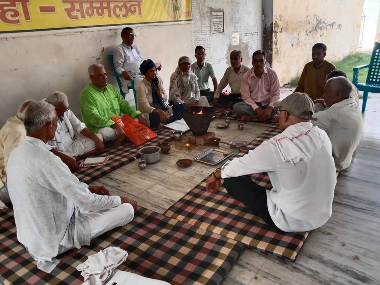 Hawan was performed for the purification of environment in Arya Samaj Mandir