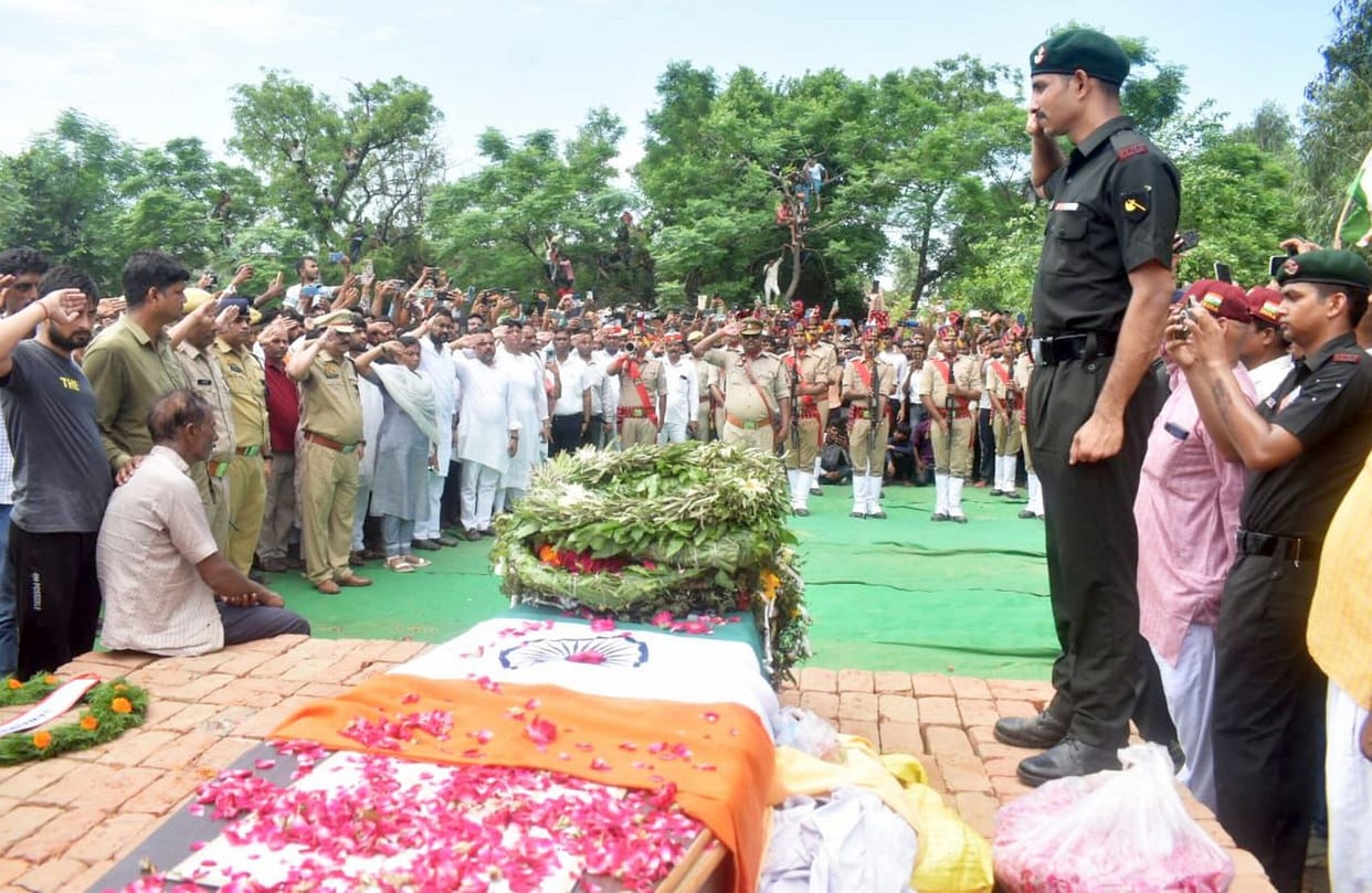The father saluted his son with trembling hands... then cremated him