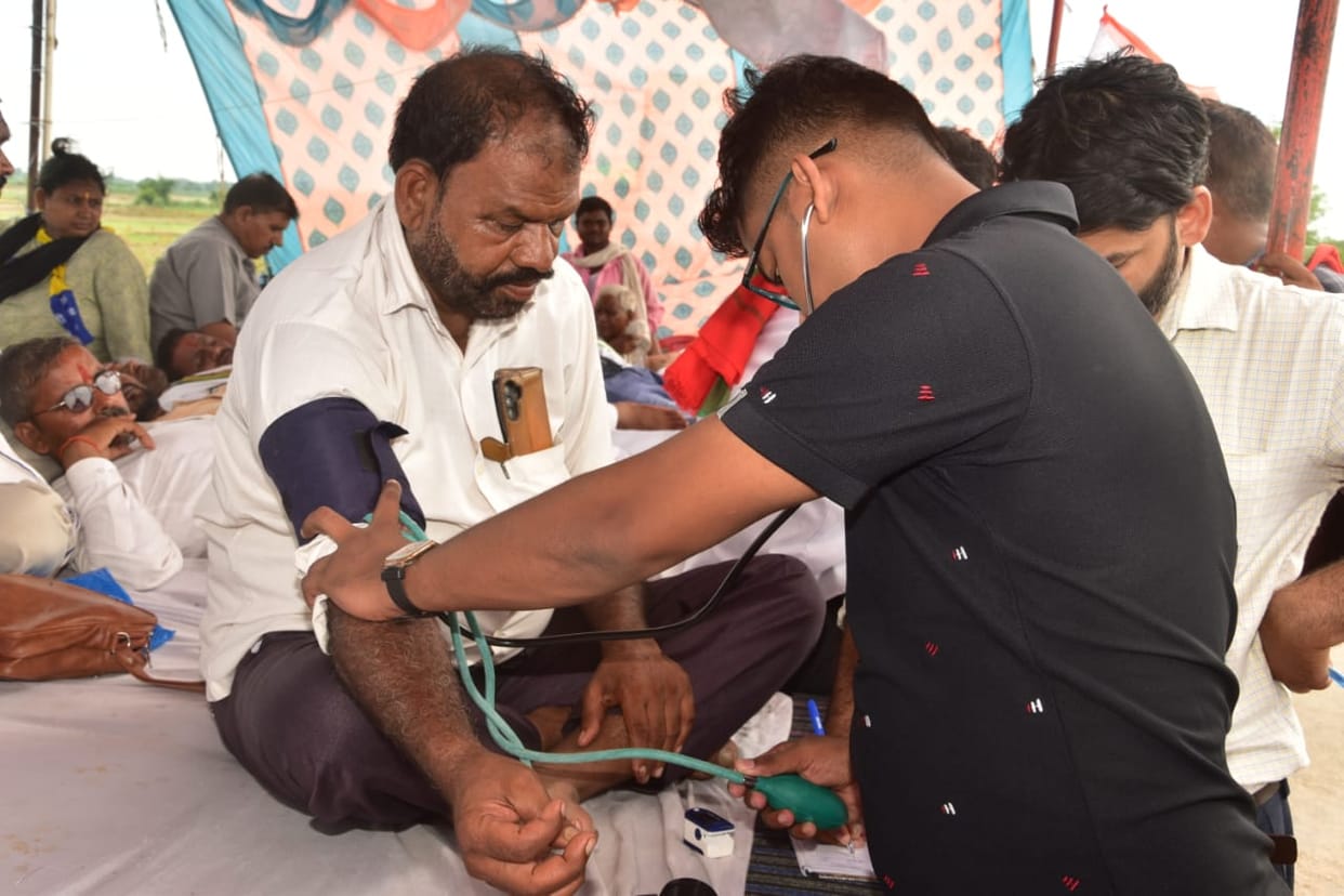 Condition of two fasting workers deteriorated, police admitted them