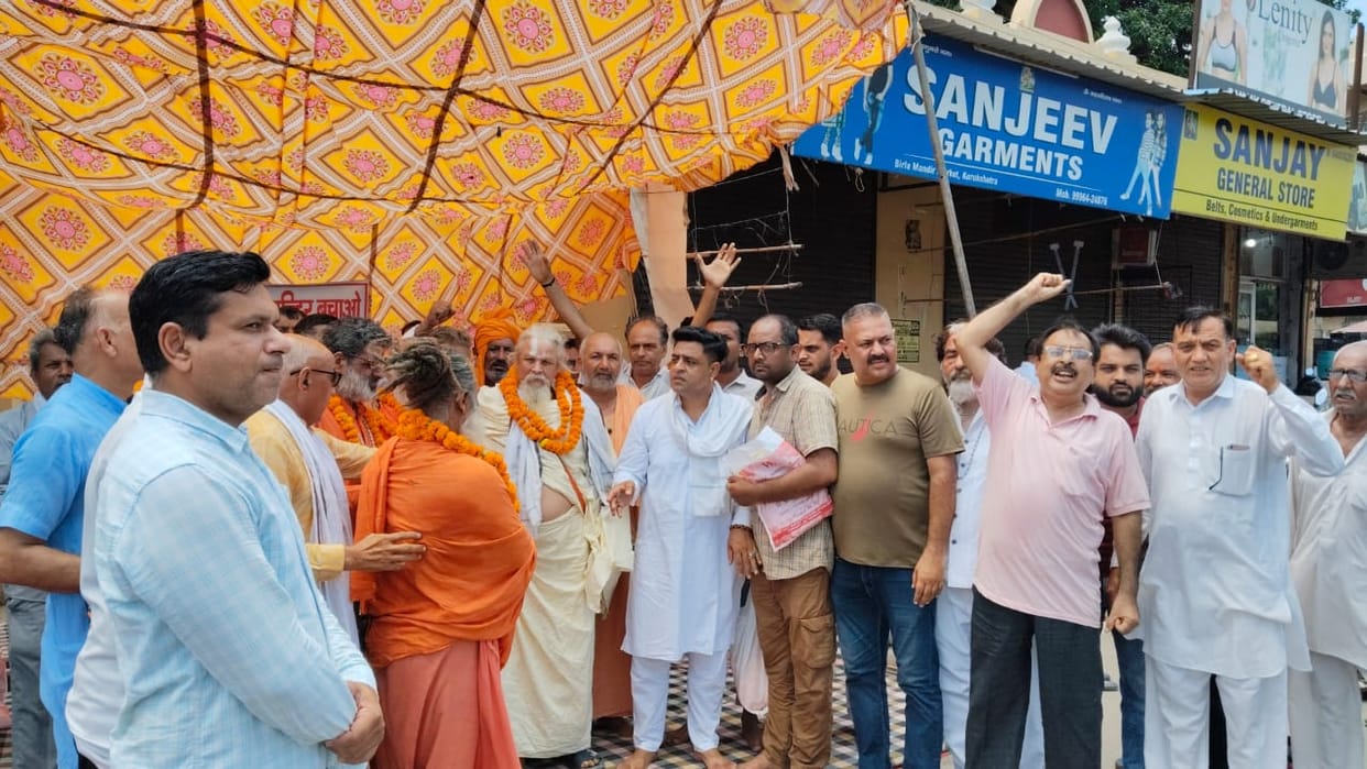 Now saints also came forward to cancel the deal of Birla temple land, reached the protest site